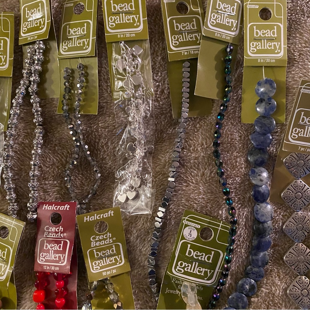 Crafting beads and necklaces - Picture 4 of 8